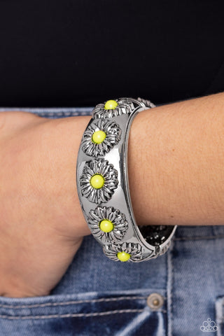 Taking FLORAL - Green - Beaded Center Flower Paparazzi Hinge Bracelet